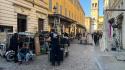 Via Cavour transennata: un bar diventa il set per uno spot - Le foto