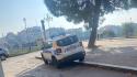 "Via Pontremoli, l'auto dei vigili arriva in contromano e parcheggia sul marciapiede... Non è un buon esempio per i cittadini"