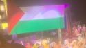Alla fine del Falstaff sul palco del Regio dispiegata la bandiera palestinese
