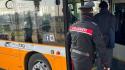 Caos in via Emilia Ovest, giovane senza biglietto blocca il bus e chiama il 112 per farsi "liberare": denunciato
