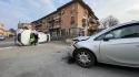 Paura nel quartiere Crocetta: dopo lo scontro, auto si cappotta in mezzo alla strada