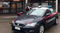 Riempie una busta di prodotti e fugge dall'ingresso ma un carabiniere libero dal servizio lo insegue e lo fa arrestare