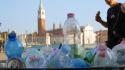 >ANSA-BOX/Venezia,overtourism fa traboccare cestini plastica