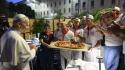 Per Papa Leone una pizza Napoli da un metro e mezzo