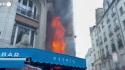Scontri a Parigi, incendiata la facciata di un ristorante