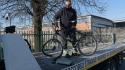 Madre e figlio in bici investiti da auto, autista senza patente