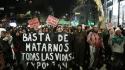 Triplo femminicidio a Buenos Aires, migliaia scendono in piazza