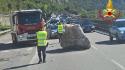 Grande masso cade su ferrovia e poi in strada, stop a treni