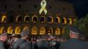 Un nastro dorato illumina il Colosseo per i bimbi malati di cancro