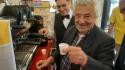Turisti e napoletani in fila per fare il caffè al 'Gambrinus'