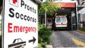 Ferita con 3 colpi pistola e lasciata fuori ospedale, morta