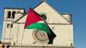 Bandiere della Palestina sul prato davanti alla Basilica di Assisi