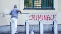 Scritte no vax e minacce ai medici su vetrate Spisal di Vicenza