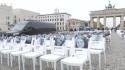 Berlino, alla Porta di Brandeburgo 1200 sedie vuote per ricordare il 7 ottobre