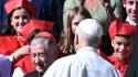 Il Papa saluta bambini e bambine vestiti da cardinali