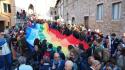 Tanta gente con colori della pace alla Marcia della pace