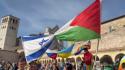 Bandiera della Palestina e Israele unite, la conclusione della Marcia della pace Assisi