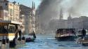 Barcone prende fuoco in Canal Grande a Venezia