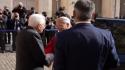 Mattarella accoglie il Papa al Quirinale, oltre mezz'ora di colloquio privato
