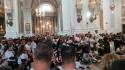 Giovane ucciso, ai funerali decine di ragazzi attorno alla bara
