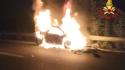 Auto a fuoco dopo frontale, giovane grave nel Milanese