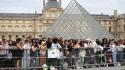 Rapina al Louvre all'apertura, polizia e ministra sul posto