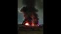 A fuoco capannone a Napoli, in cielo densa colonna di fumo