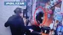 Picchia brutalmente la moglie, lei è grave, lui in carcere