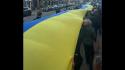 Corteo per l'Ucraina a Torino con bandiera gialloblu di 50 metri