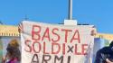 'Basta soldi per le armi', striscione durante Festa forza armate