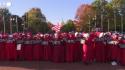 Protesta a Washington, manifestanti con mantelli rossi ispirati a 'The Handmaid's Tale'