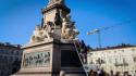 Teli termici sulla statua di Cavour a Torino, Extinction Rebellion in azione