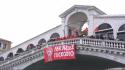 Venezia, blitz di Extinction Rebellion: il Canal Grande si colora di verde