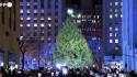 New York, acceso l'albero di Natale al Rockefeller Center