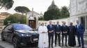 Bmw Group dona una iX 60 a Papa Leone