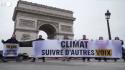 Parigi, Greenpeace sparge vernice davanti all'Arc de Triomphe