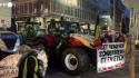Bruxelles, gli agricoltori protestano con i trattori durante il vertice UE