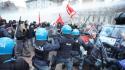 Scontri tra manifestanti e polizia a Torino