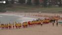 Sydney, l'omaggio dei bagnini alle vittime di Bondi Beach