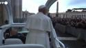 Il Papa a sorpresa in piazza San Pietro con la Papamobile