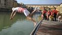 Tuffo di Capodanno in Arno per Giani, &egrave; una tradizione