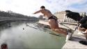 Capodanno a Roma, il tuffo di Mister Ok nel Tevere non e' il solo