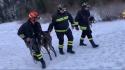 I Vigili del fuoco salvano un cervo intrappolato in un lago ghiacciato