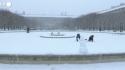 Parigi, la neve imbianca i giardini del Palais-Royal