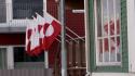 Groenlandia, bandiere nazionali esposte su case ed edifici a Nuuk