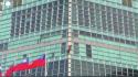 Il climber Alex Honnold scala il grattacielo Taipei 101 in free solo
