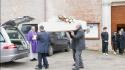 Morto paziente che attese per ore una barella, chiesa gremita per le esequie