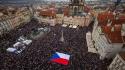 Decine di migliaia in piazza a Praga a sostegno del presidente