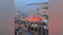 Napoli, le fiamme mentre si sprigionano dal teatro Sannazaro
