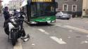 A Milano un autobus travolge una moto: quattro feriti